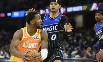 米切尔45分班凯罗37+10 骑士击败魔术4连胜