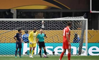 拜仁多人被罚两名，主帅孔帕尼遭质疑球迷呼唤下课