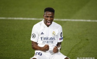 炸锅！维尼修斯国家德比被阿隆索换下后怒摔水瓶，场边黑脸引争议