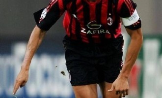 25年一人一城！马尔蒂尼攻防俱佳，米兰退役3号球衣致敬传奇