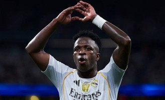 皇马2-1马洛卡，伯纳乌惊魂两分钟，维尼修斯绝杀登顶西甲