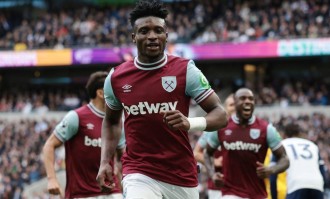 西汉姆联边锋库杜斯将加盟托特纳姆热刺
        
    西汉姆联边锋库杜斯将加盟托特纳姆热刺